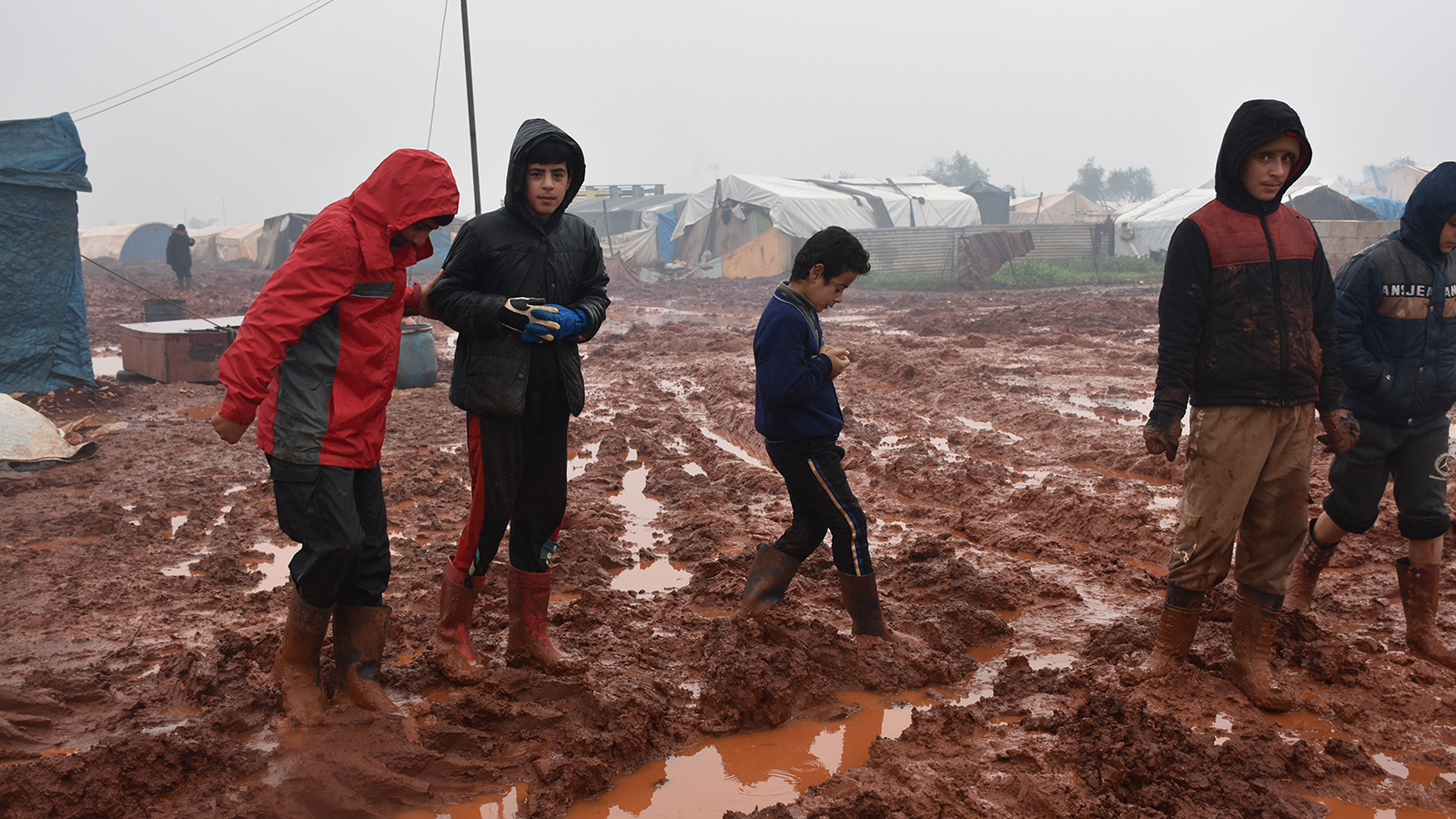 أطفال النازحين بين البرد والوحل في مخيمات شمالي سوريا (الجزيرة نت)