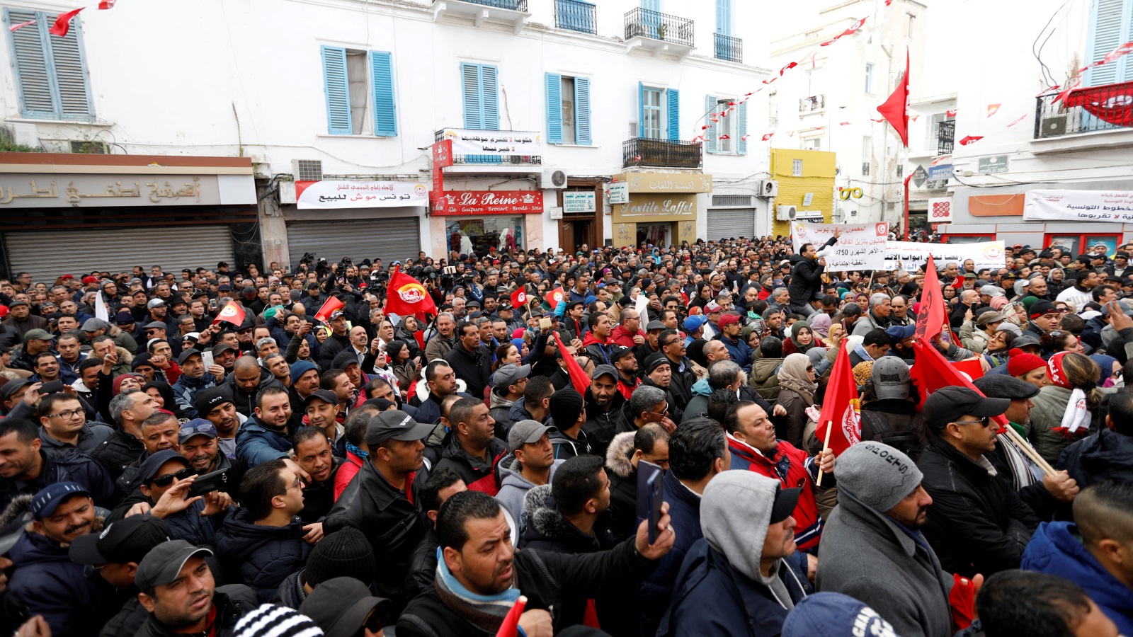 جانب من احتفالات التونسيين بعيد الثورة (رويترز)