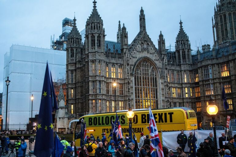 LONDON, ENGLAND - JANUARY 15: Anti-Brexit protesters demonstrate outside the Houses of Parliament on January 15, 2019 in London, England. Theresa May's Brexit deal finally reaches the House of Commons this evening and MPs will begin voting on it at 7pm. The Prime Minister has consistently said her's is the only deal that Brussels will entertain and urged support from Parliament to avoid the UK crashing out of the European Union with no deal. (Photo by Jack Taylor/Ge