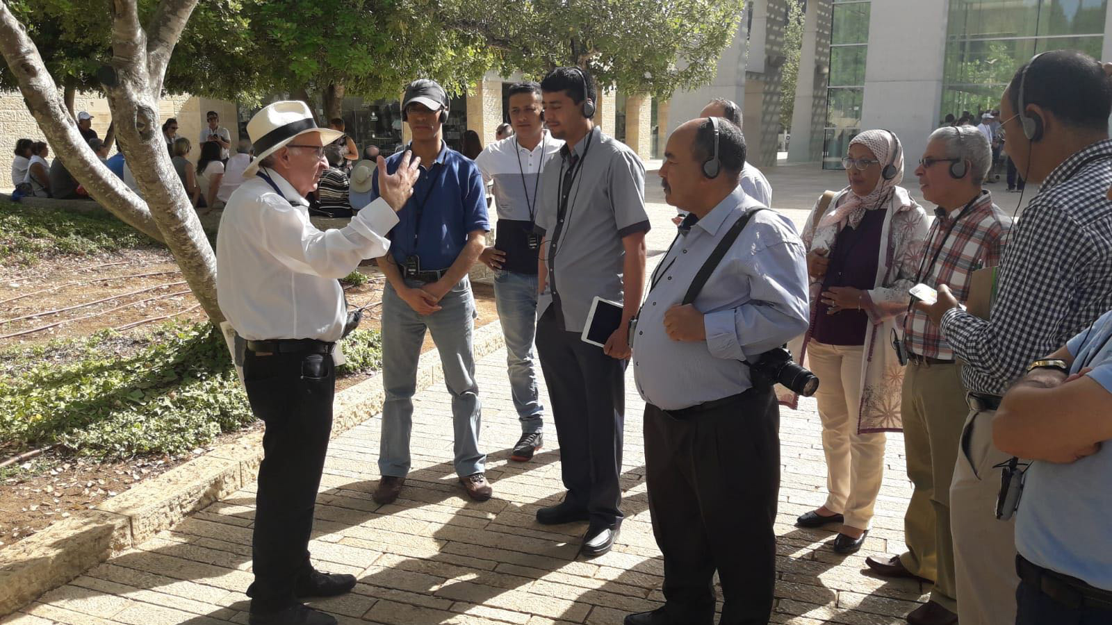 وفد من المغرب يضم منظمات مجتمع مدني خلال زيارة إلى إسرائيل وجولة في القدس (الجزيرة)