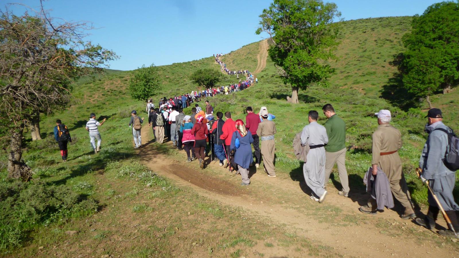  عشرات المواطنين يتوجهون نحو الجبال في فصل الربيع(الجزيرة)