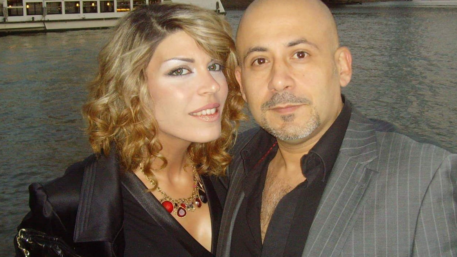 ‪رانيا عباس (موظفة) مع زوجها أحمد الذي يرفض مشاركة الزوجة في مصاريف البيت‬ (الجزيرة)