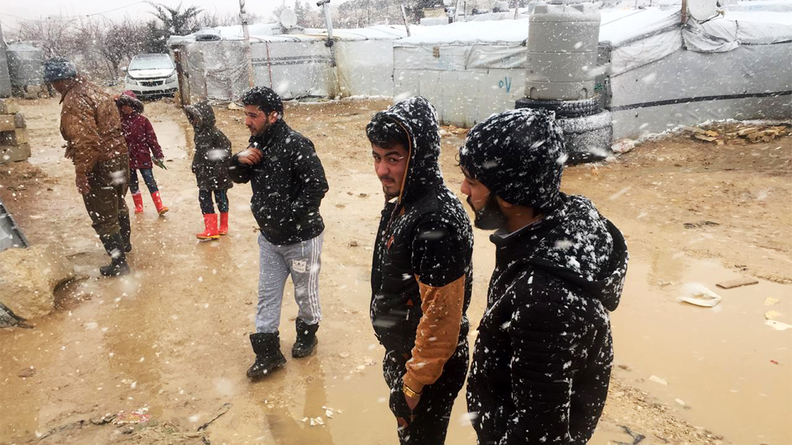 ‪العاصفة الثلجية أرهقت سكان مخيمات اللاجئين في عرسال‬  (الجزيرة)