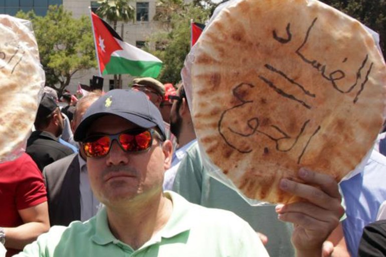 الأردنيون يطالبون منذ سنوات بمكافحة جدّية للفساد دون انتقائية في التعامل مع القضايا - رويترز