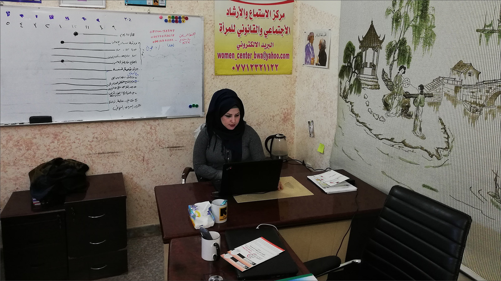 رشا خلال مزاولتها لعملها في جمعية نساء بغداد (الجزيرة نت)