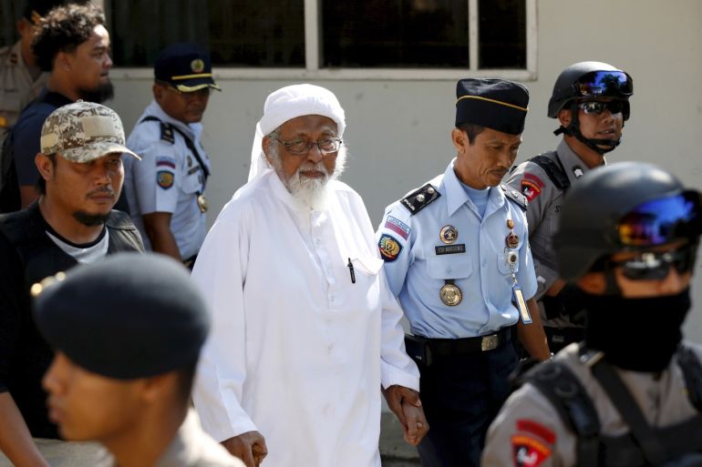 Indonesian radical Muslim cleric Abu Bakar Ba'asyir (C) arrives at a court to attend an appeal hearing in Cilacap, Central Java province in this January 12, 2016 file photo. REUTERS/Darren Whiteside/Files
