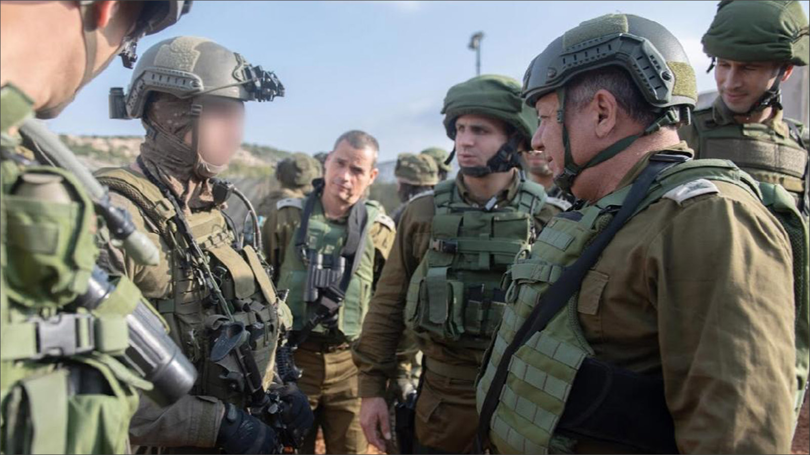 ‪رئيس أركان الجيش الإسرائيلي غادي آيزنكوت المنتهية ولايته في جولته الميدانية الأخيرة للجبهة الشمالية‬ (الصحافة الإسرائيلية)