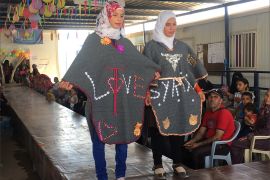 معطف المحبة خلال عرض ازياء في الزعتري.