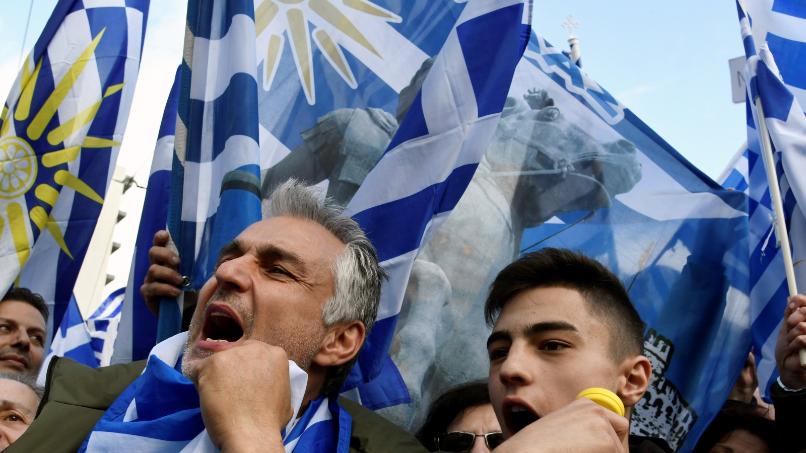 ‪(رويترز)‬ حمل معظم المحتجين الأعلام اليونانية الزرقاء والبيضاء