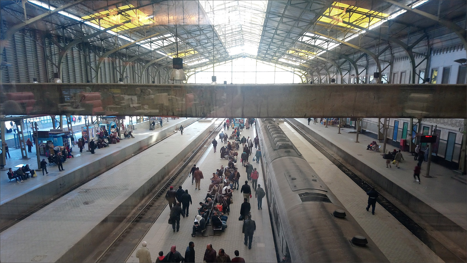 ‪مليون و250 ألف راكب يستخدمون القطارات بمصر يوميا‬ (الجزيرة)