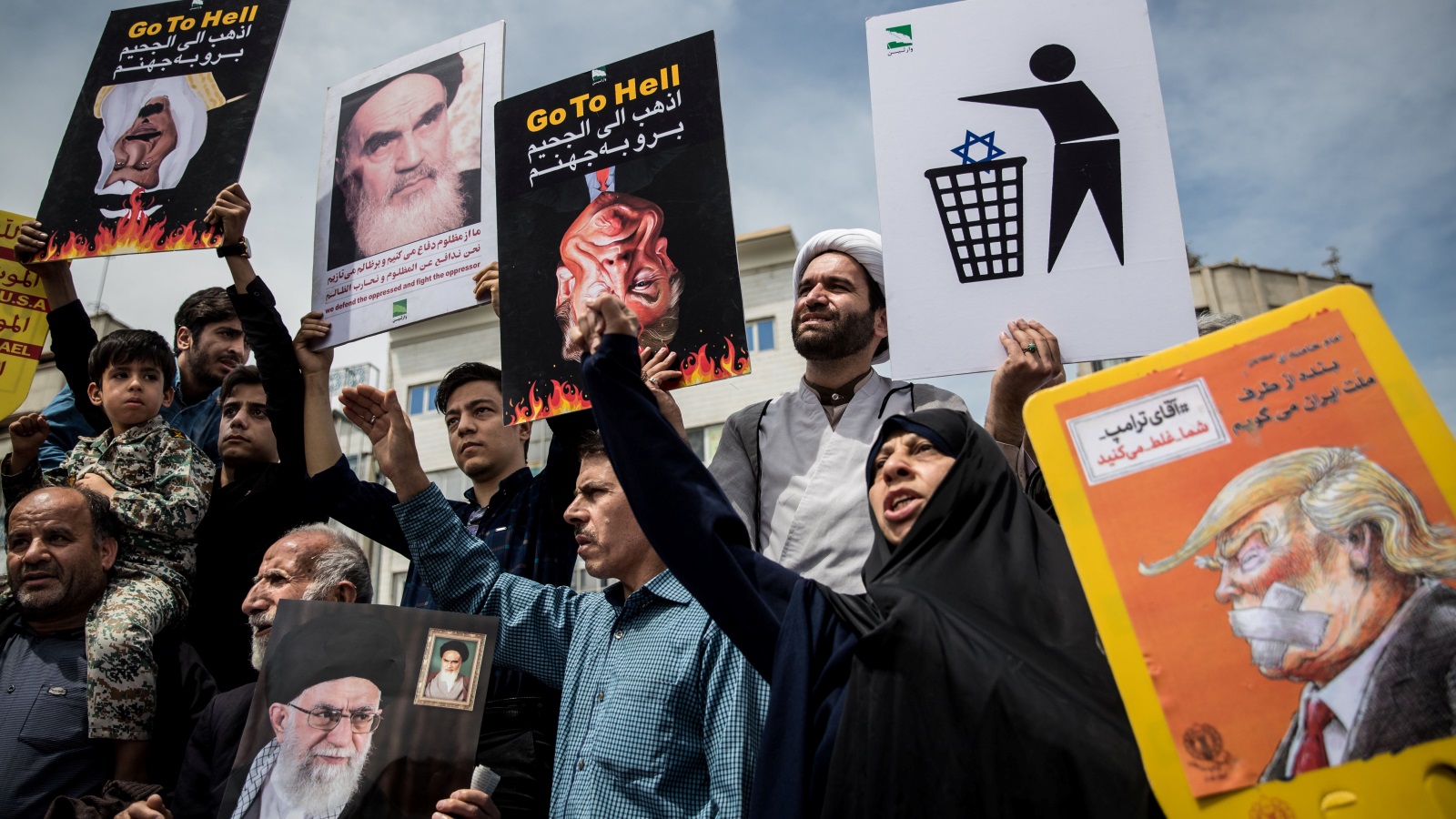 إيرانيون يحتجون على قرار ترامب الانسحاب من الاتفاق النووي مع طهران في مايو/أيار الماضي(رويترز)