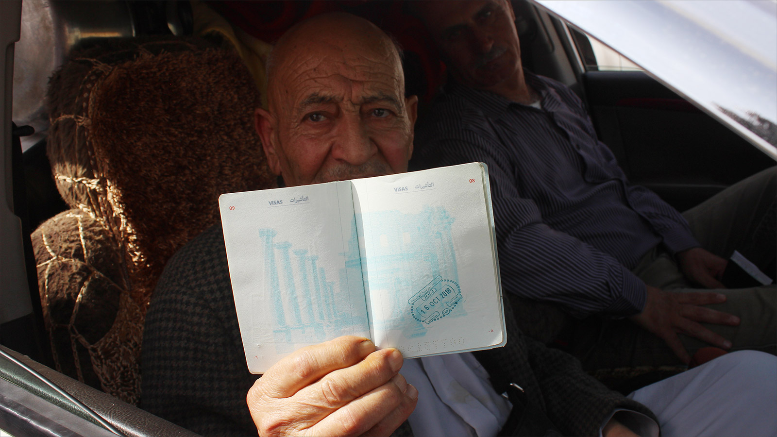 ‪لاجئ سوري يعود إلى بلاده حاملا جواز سفره‬ (الجزيرة)