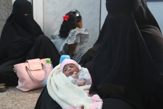 امرأة يمنية تحمل طفلها بعد الولادة في مركز صحي