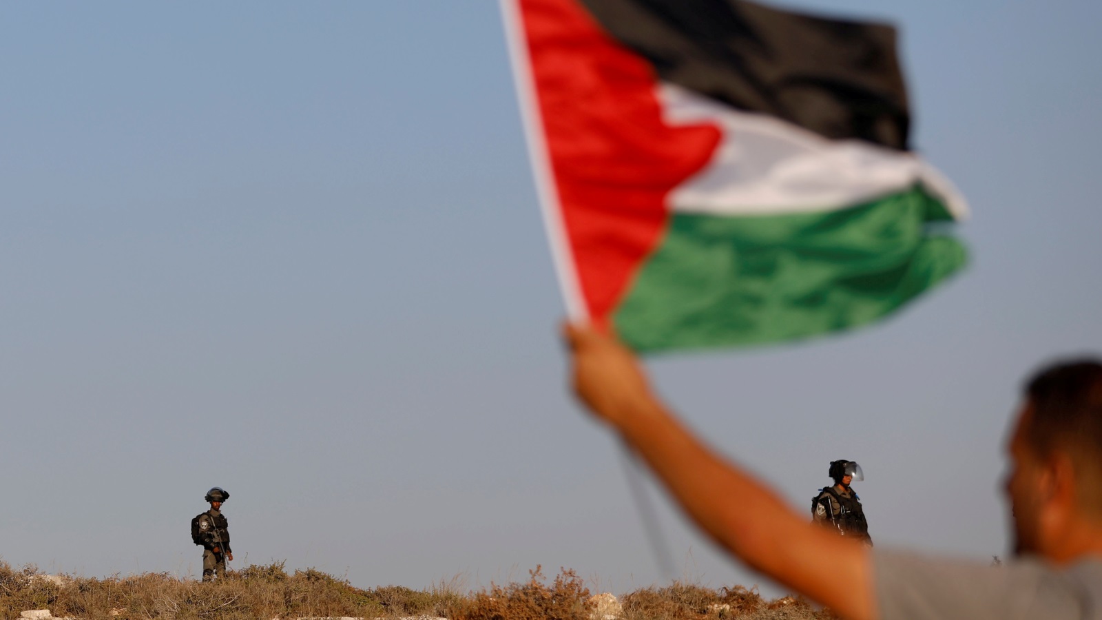 الصفقة تخدم مصالح الإسرائيليين لا الفلسطينيين (رويترز)