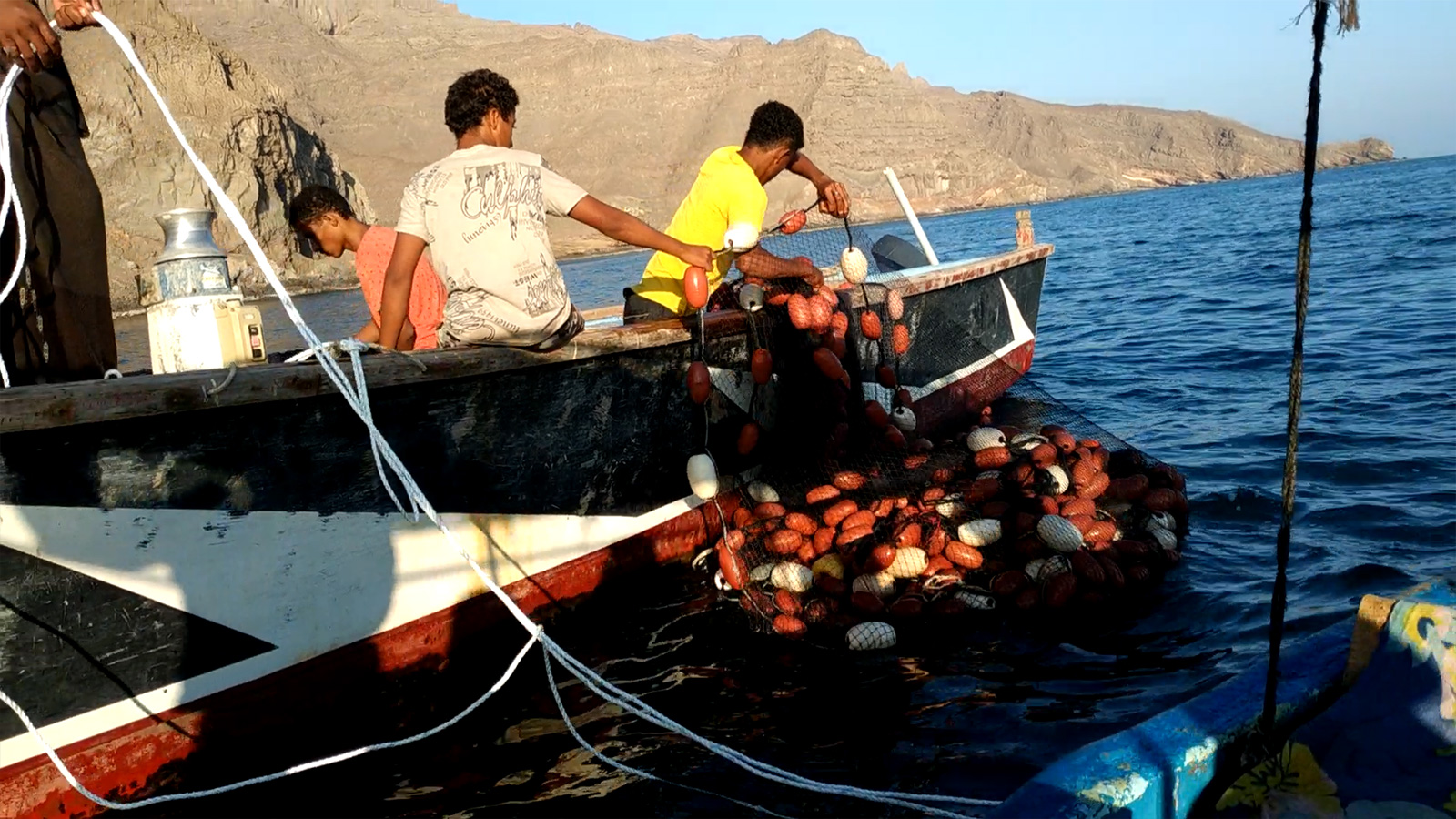 ‪بائعو الأسماك في عدن يعتقدون أن التصدير العشوائي من الأسباب الرئيسية لغلاء الأسعار‬ بائعو الأسماك في عدن يعتقدون أن التصدير العشوائي من الأسباب الرئيسية لغلاء الأسعار (الجزيرة)