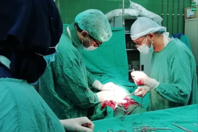 الدكتور لهنا أجرى عدة عمليات جراحية بمناطق الصراع وبينها اليمن (وسائل التواصل الاجتماعي)