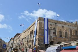 الأعلام الإسرائيلية وضعت على عقارات للاجئين الفلسطينيين بيعت بالمزاد العلني لشركات يهودية