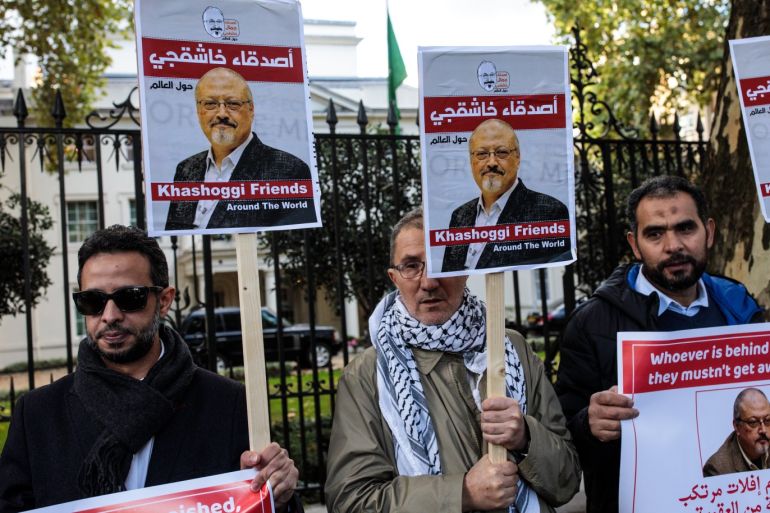 LONDON, ENGLAND - OCTOBER 26: Protesters holding placards demonstrate against the killing of journalist Jamal Khashoggi outside the Saudi Arabian Embassy in London on October 26, 2018 in London, England. Mr Khashoggi, a US-based critic of the Saudi regime, was killed during a visit to its consulate in Istanbul on October 2, 2018. (Photo by Jack Taylor/Getty Images)