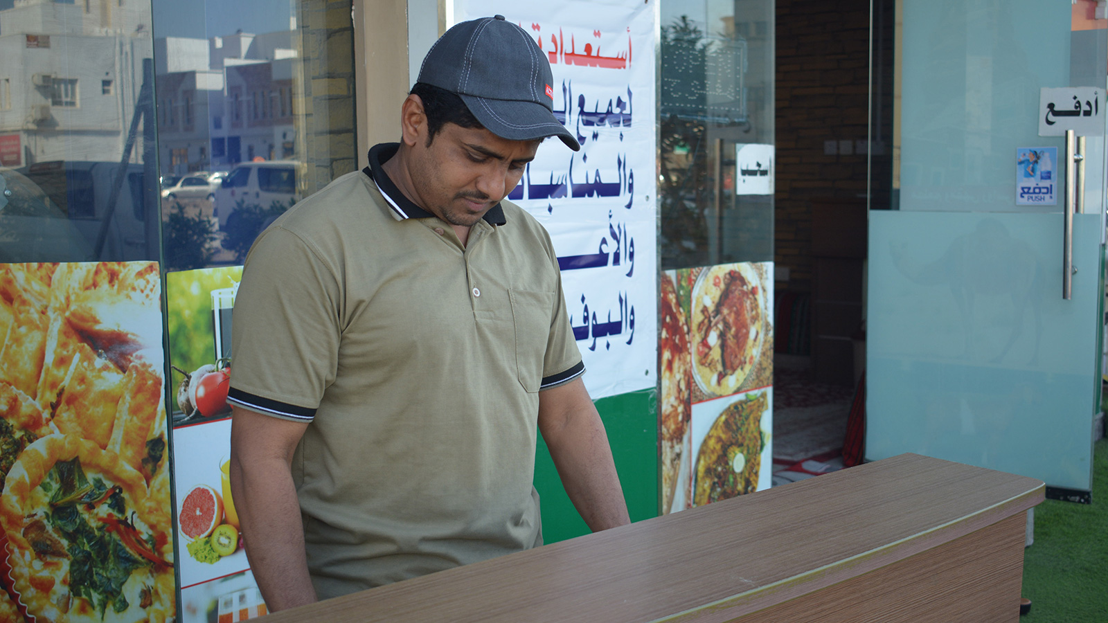 محمد الذي يعمل بأحد المطاعم اليمنية بالسلطنة يقول إنه لم يشعر بالغربة بين أشقائه العمانيين(الجزيرة نت)