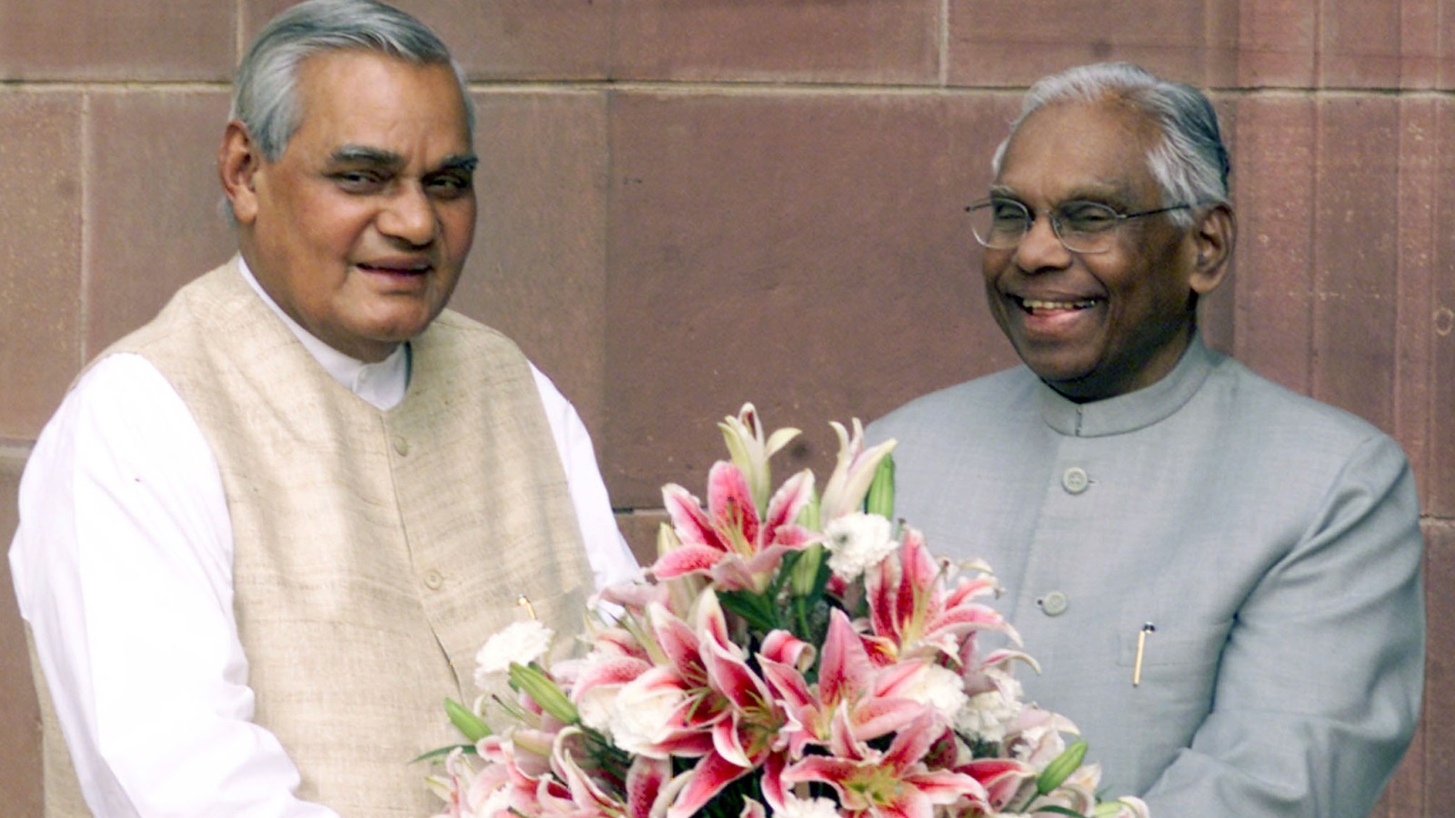 رئيس الهند الأسبق (يمين) مع رئيس وزرائه فاجباي عام 2001 (رويترز)