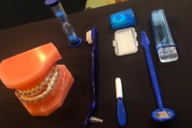 الدكتورة زينة العلي توضح الطريقة الصحيحة لتنظيف تقويم الأسنان