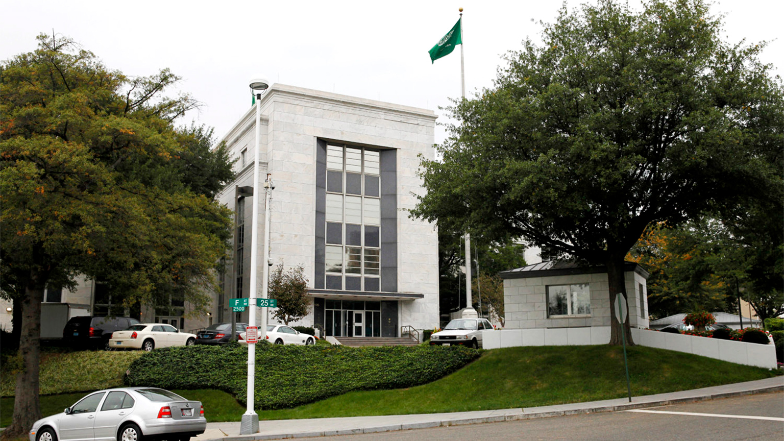 مبنى السفارة السعودية في واشنطن (الأناضول)