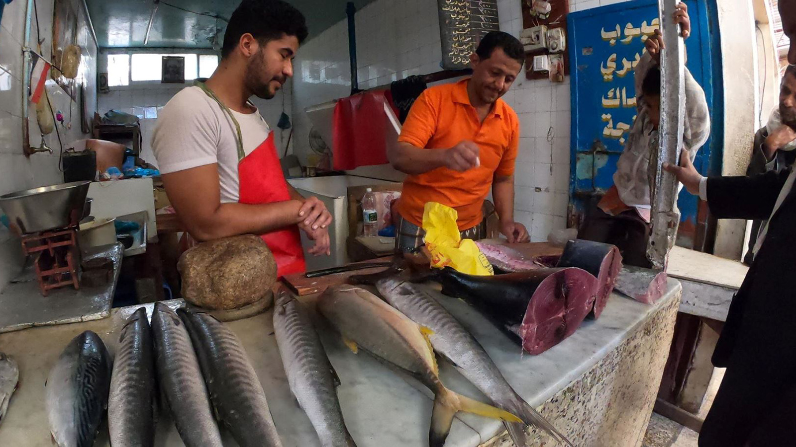 ‪سوق الأسماك في مدينة تعز اليمنية‬ (الجزيرة)