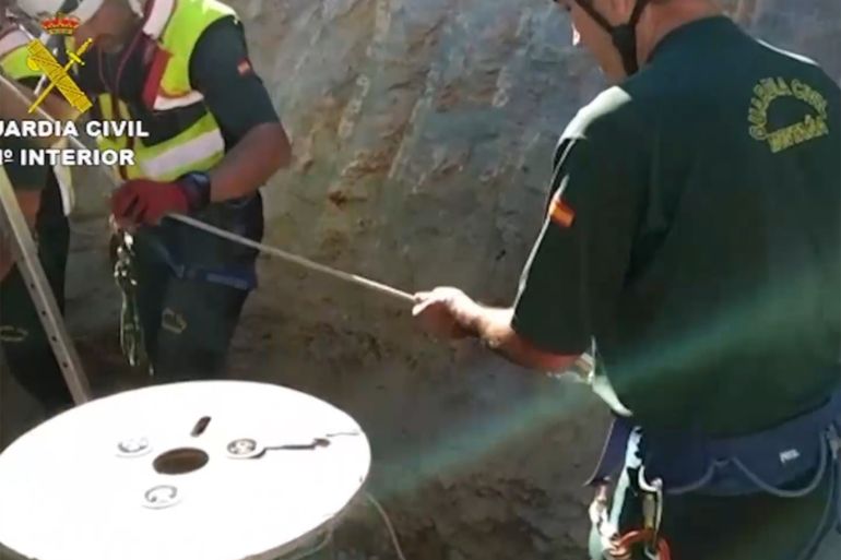 محاولات إنقاذ طفل يبلغ من العمر عامين يعتقد بأنه علق في حفرة سحيقة وضيقة جنوبي إسبانيا