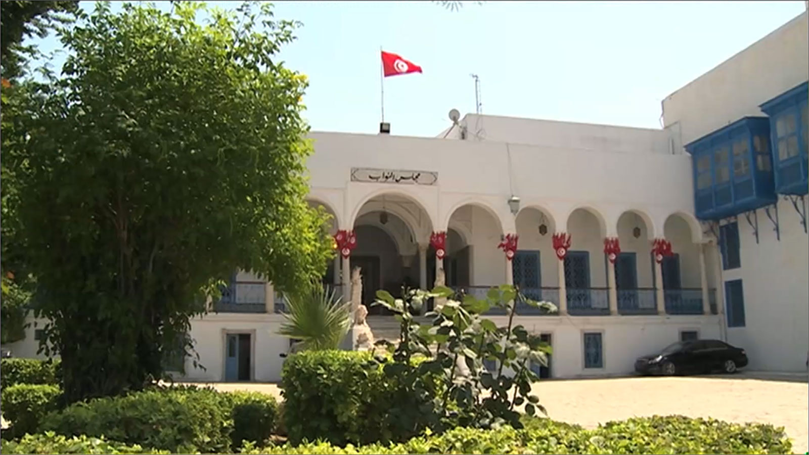 ‪أحد مداخل مبنى البرلمان التونسي‬  (الجزيرة)