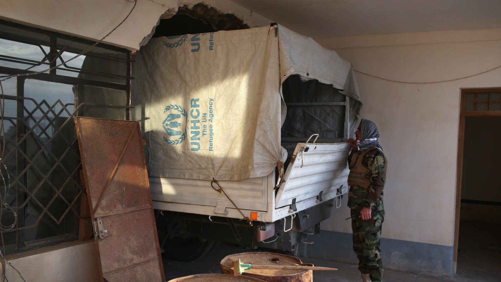 ضابط من البشمركة الكردية يفتش إحدى المركبات في سنجار (غيتي إيميجز)