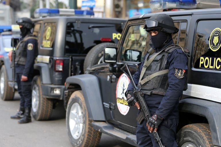 أفراد من الشرطة المصرية على مدخل ميدان التحرير