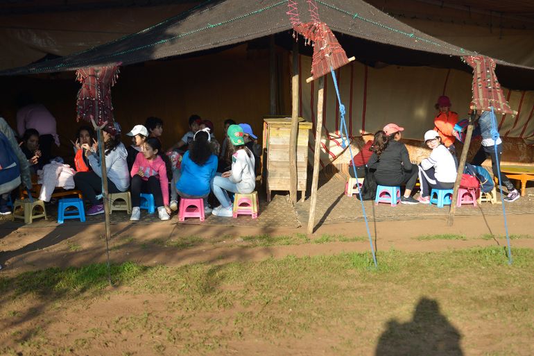 حين استقبال الأطفال بخيمة تقليدية وتقديم إفطار تقليدي