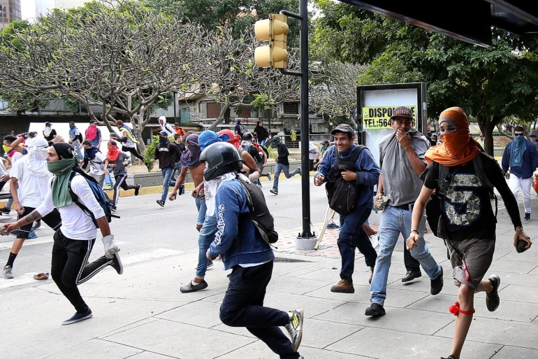 CARACAS, VENEZUELA - JANUARY 23: Demonstrators protest against the government of Nicolás Maduro before Venezuelan opposition leader and head of the National Assembly Juan Guaido declares self interim president at Chacaito district on January 23, 2019 in Caracas, Venezuela. Many countries including the US, Canada, Argentina and Chile have officially recognized Guaido as the legitimate president of Venezuela. Head of Supreme Justice tribunal Juan Jose Mendoza urged gener