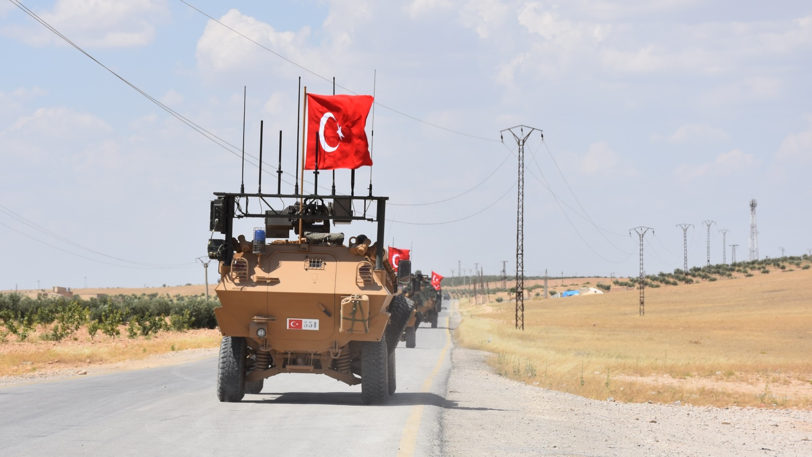 ‪آليات عسكرية تركية قرب منبج شمال شرق سوريا‬ (الأناضول-أرشيف)