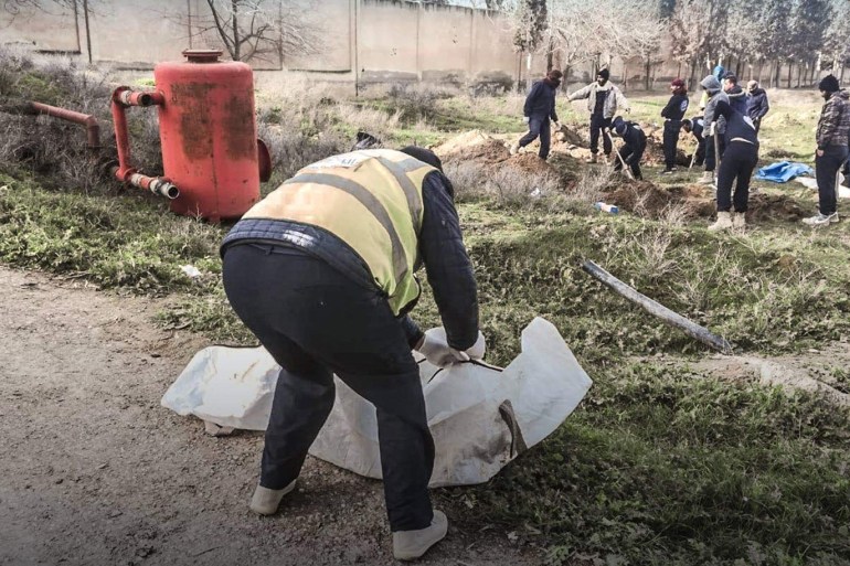 فريق الاستجابة الأولية التابع لمجلس الرقة المدني : اكتشاف قبر جماعي يضم قرابة 800 جثة في قرية الفخيخة جنوب مدينة الرقة