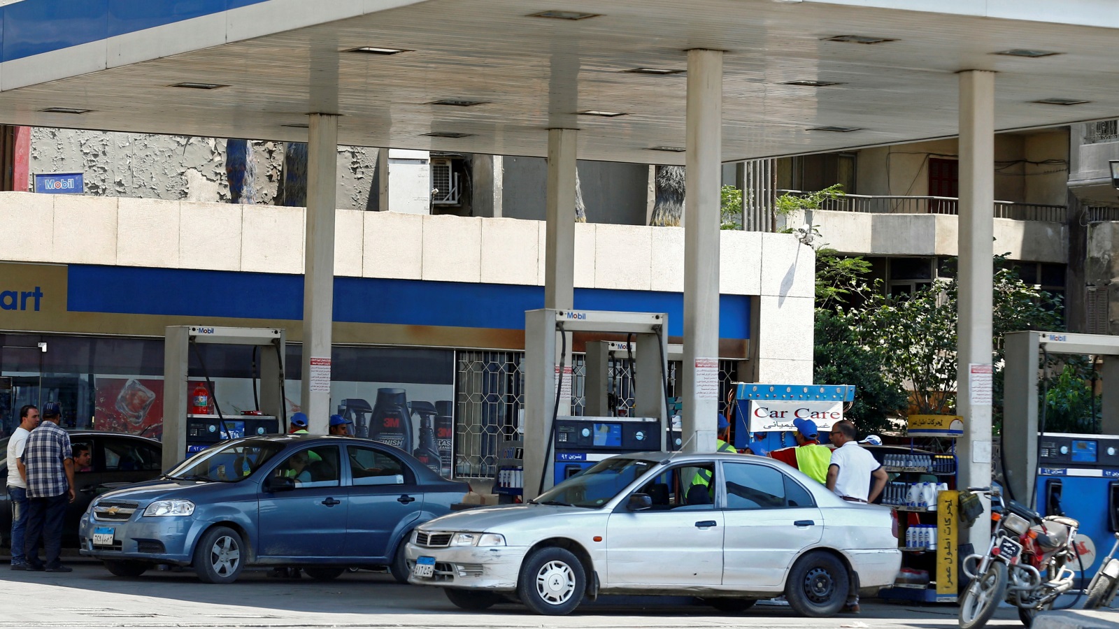 ‪الحكومة المصرية رفعت أسعار الوقود ثلاث مرات منذ 2016 وحتى الآن‬ 
 الحكومة المصرية رفعت أسعار الوقود ثلاث مرات منذ 2016 وحتى الآن (رويترز)
