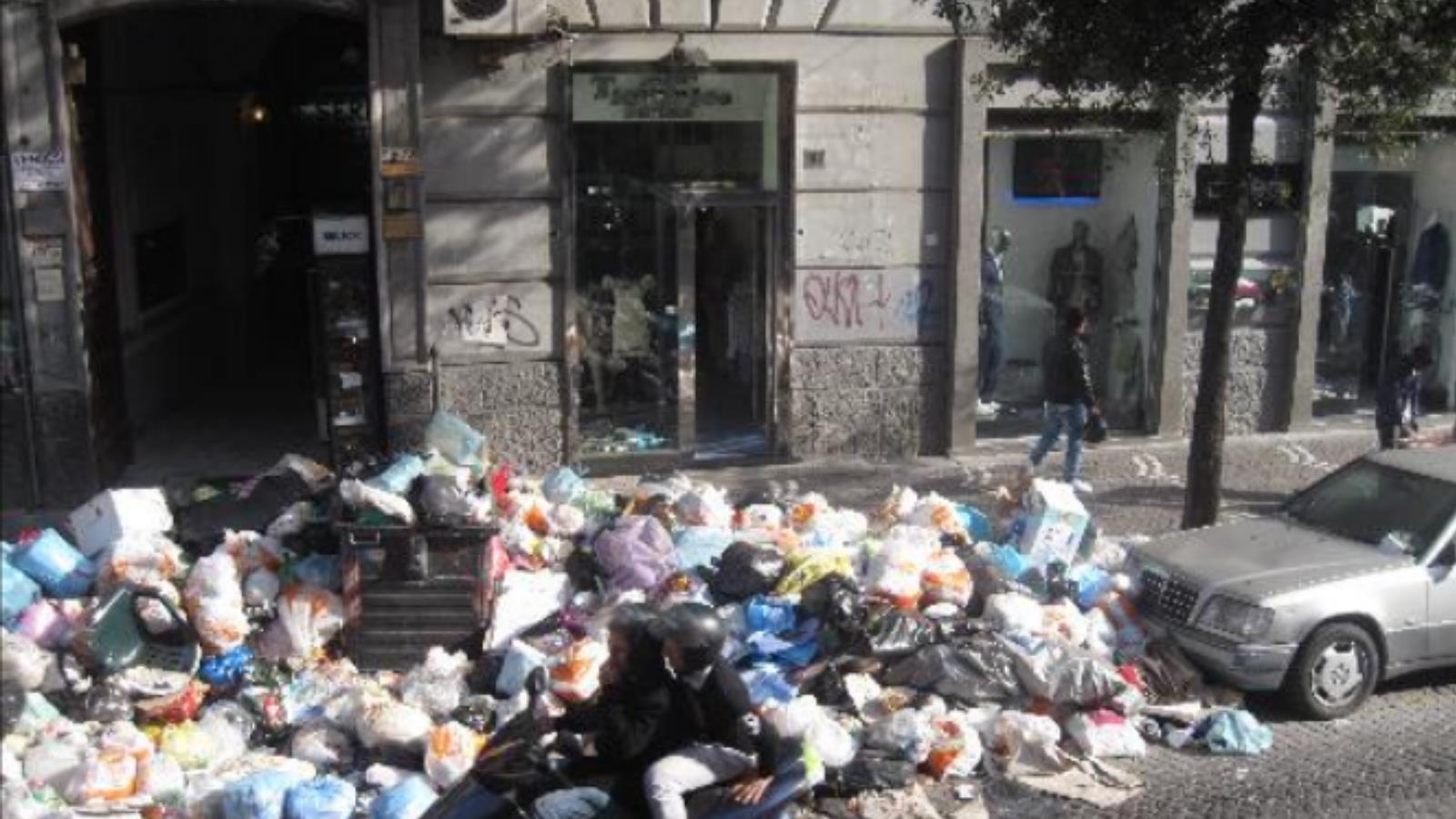  القمامة تمنعك من الوصول لوجهتك في مدينة نابولي الإيطالية (مواقع التواصل)   