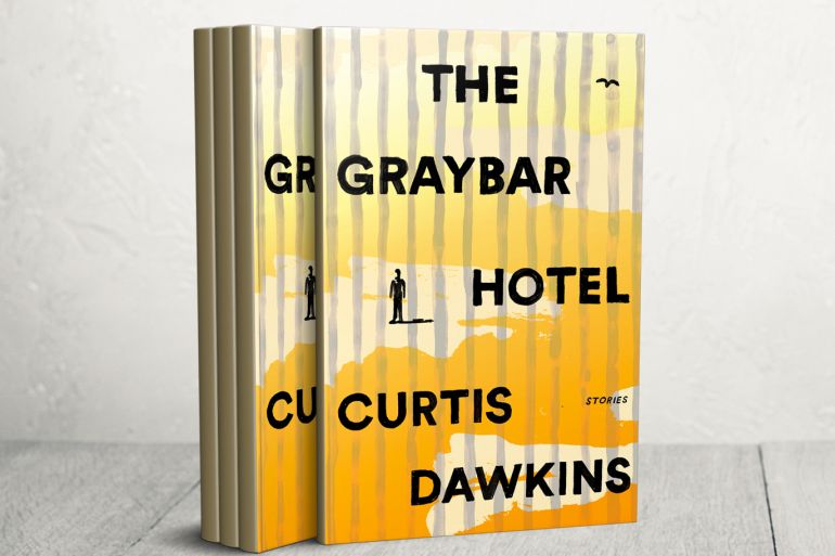 غلاف كتاب الفندق ذو القضبان الرمادية للسجين الأميركي كريتيس دوكينز.