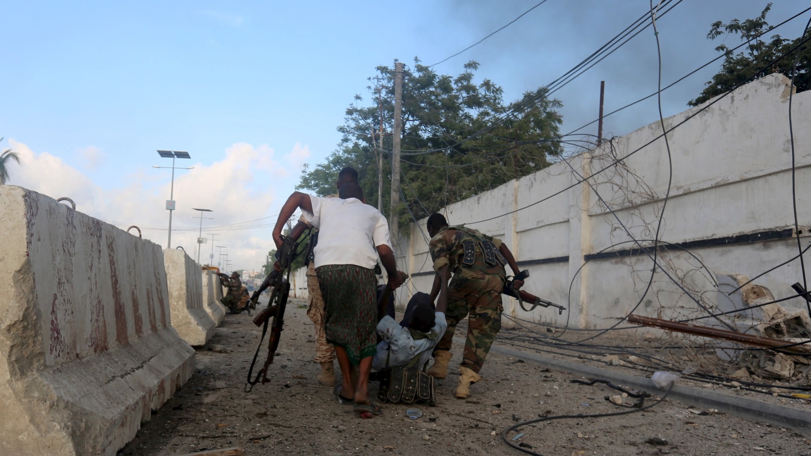 ‪جندي صومالي أصيب خلال اشتباك مع مسلحين من حركة الشباب في مقديشو عام 2015‬ (رويترز)