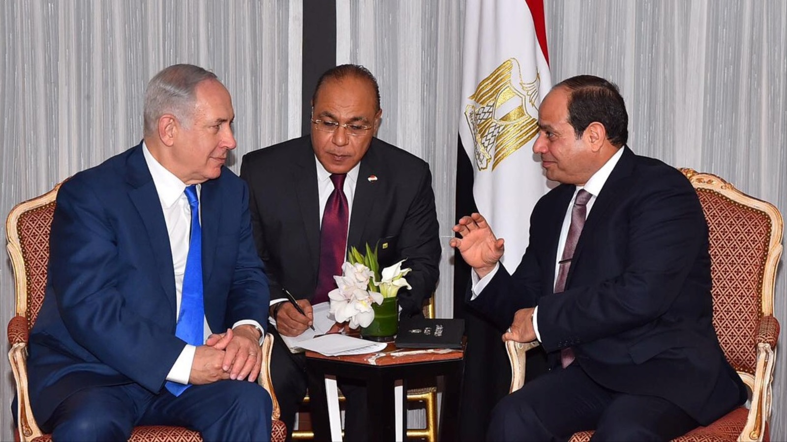 الرئيس المصري عبدالفتاح السيسي مع رئيس وزراء إسرائيل بنيامين بنتنياهو (رويترز)