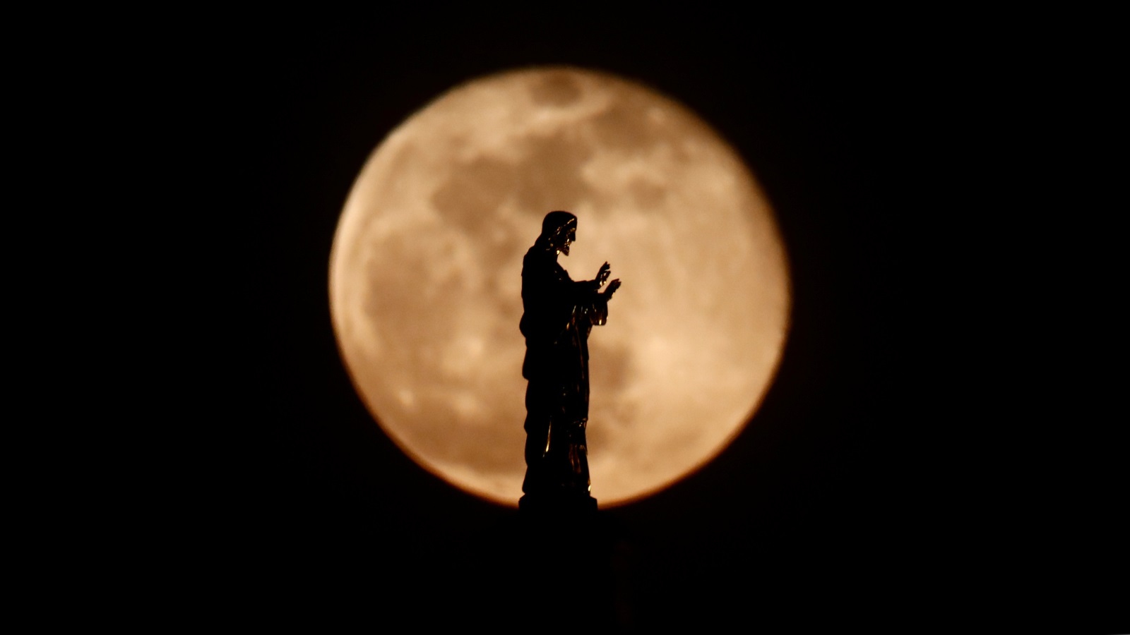 ‪تمثال يجسد المسيح في ستراسبورغ بفرنسا‬ (رويترز)