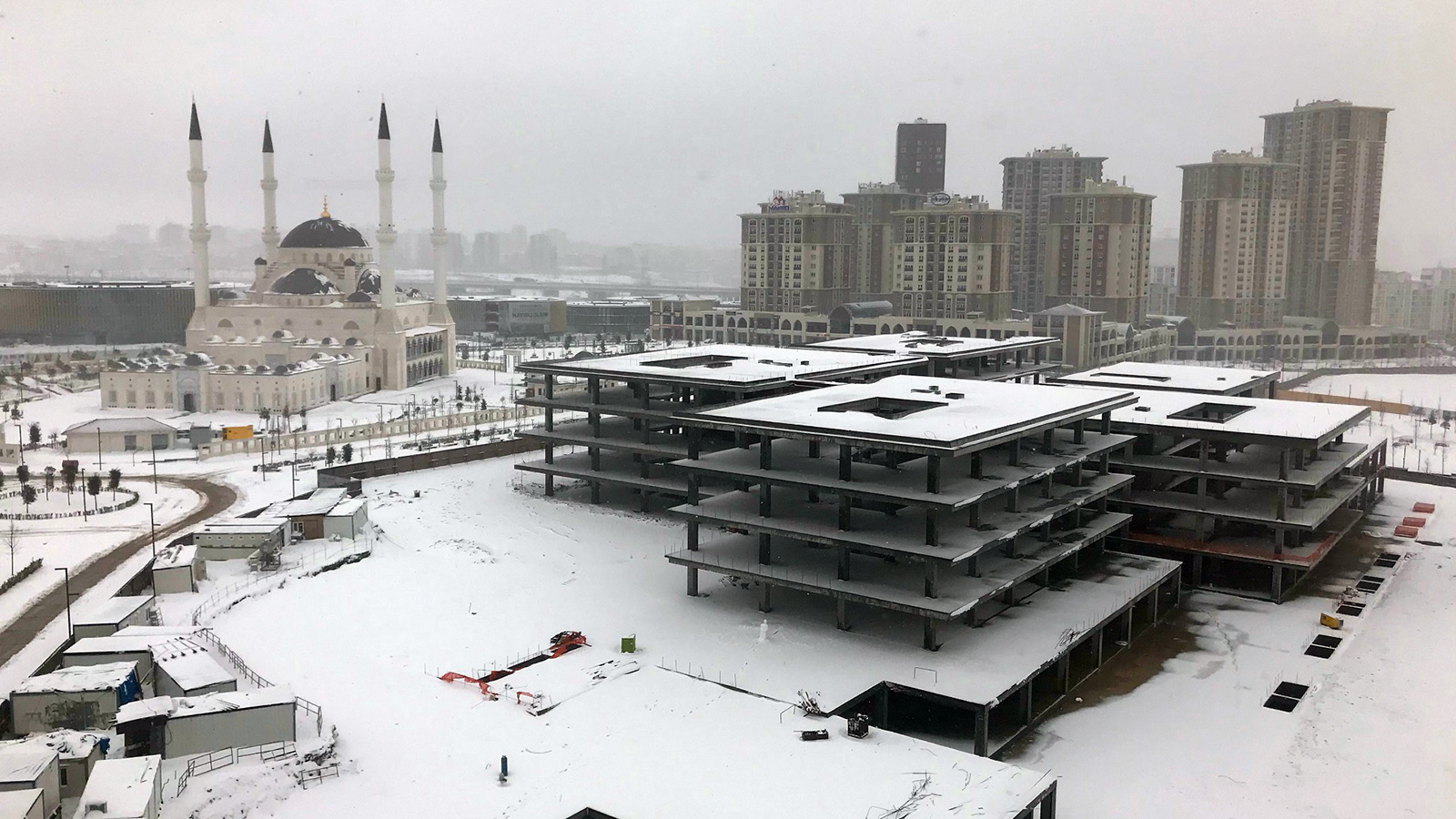 ‪الثلوج تكسو مدينة إسطنبول‬ (الجزيرة)
