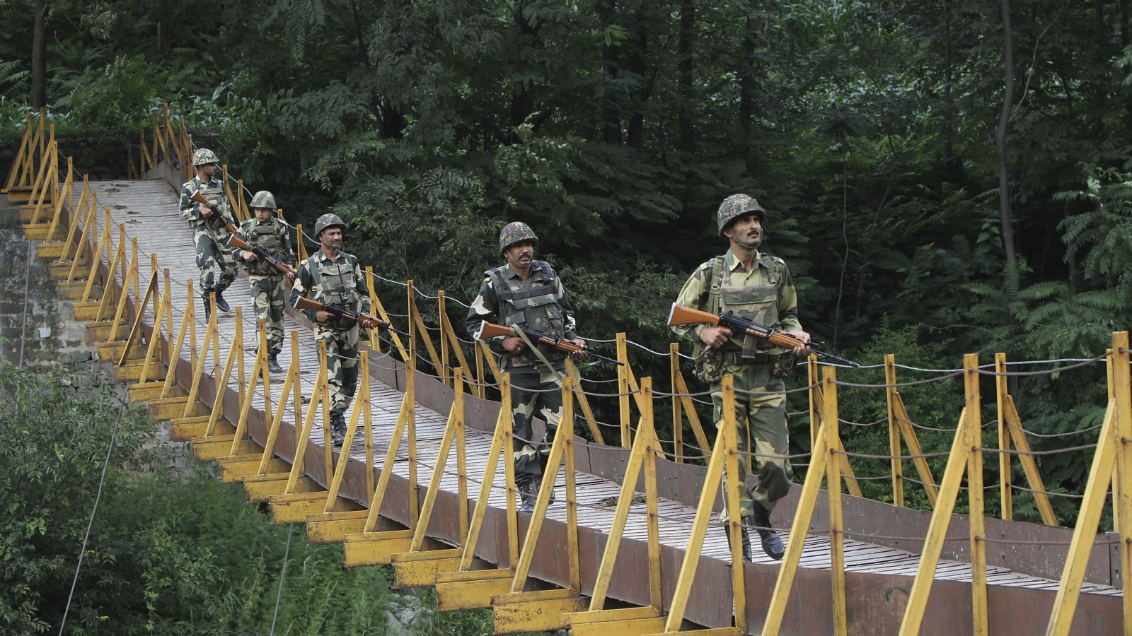 وحدة من حرس الحدود الهندية على جسر معلق على الحدود مع باكستان (رويترز)