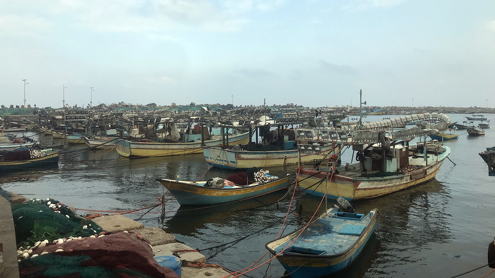 ‪مراكب متهالكة في ميناء غزة‬ (الجزيرة نت)