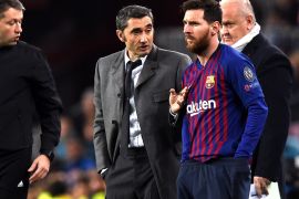 BARCELONA, SPAIN - DECEMBER 11: Substitute Lionel Messi of Barcelona stands alongside Ernesto Valverde, Manager of Barcelona during the UEFA Champions League Group B match between FC Barcelona and Tottenham Hotspur at Camp Nou on December 11, 2018 in Barcelona, Spain. (Photo by Alex Caparros/Getty Images)