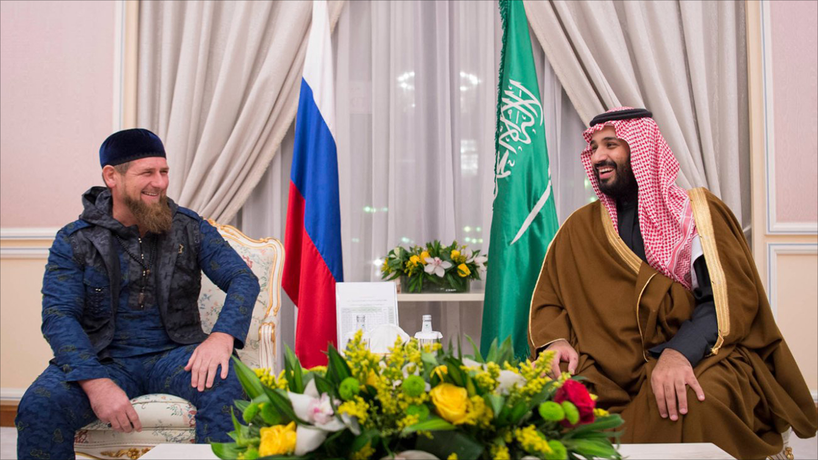 ‪ولي العهد السعودي محمد بن سلمان يستقبل الرئيس الشيشاني رمضان قديروف عام 2016‬ (وكالة الأنباء السعودية)