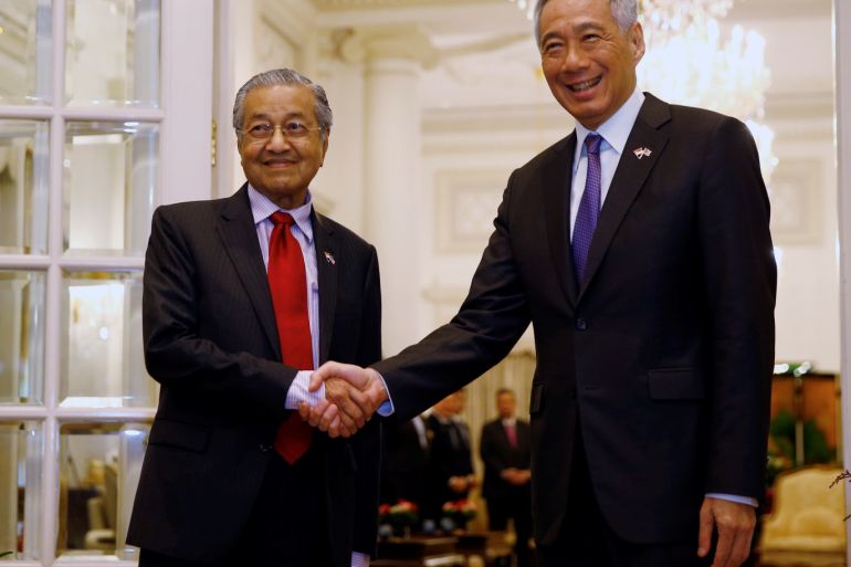 Malaysia's Prime Minister Mahathir Mohamad meets with Singapore's Prime Minister Lee Hsien Loong at the Istana in Singapore, November 12, 2018. REUTERS/Feline Lim