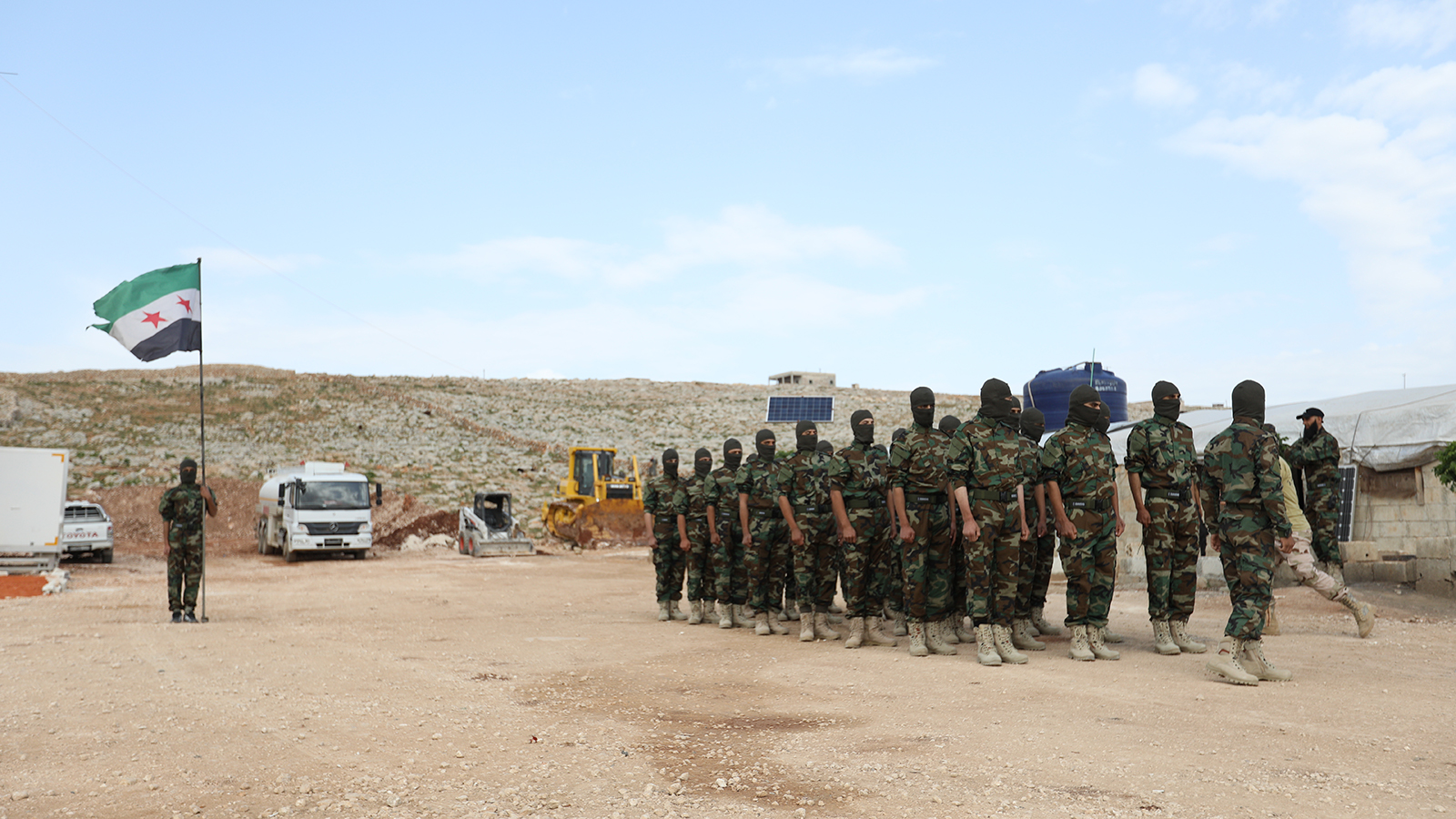 ‪جيش العزة يكثف معسكرات التدريب استعدادا لمواجهة تحرك محتمل للنظام السوري‬ (الجزيرة نت)