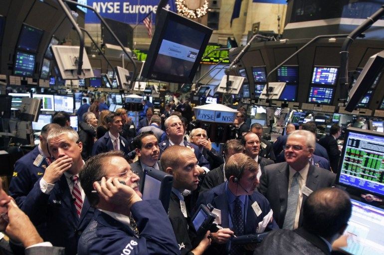 Traders work on the floor of the New York Stock Exchange in New York on November 25, 2008. REUTERS/Lucas Jackson (UNITED STATES)