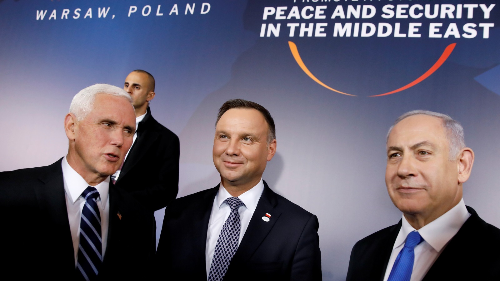 ‪من اليمين: رئيس الوزراء الإسرائيلي والرئيس البولندي ونائب الرئيس الأميركي‬ من اليمين: رئيس الوزراء الإسرائيلي والرئيس البولندي ونائب الرئيس الأميركي (رويترز)